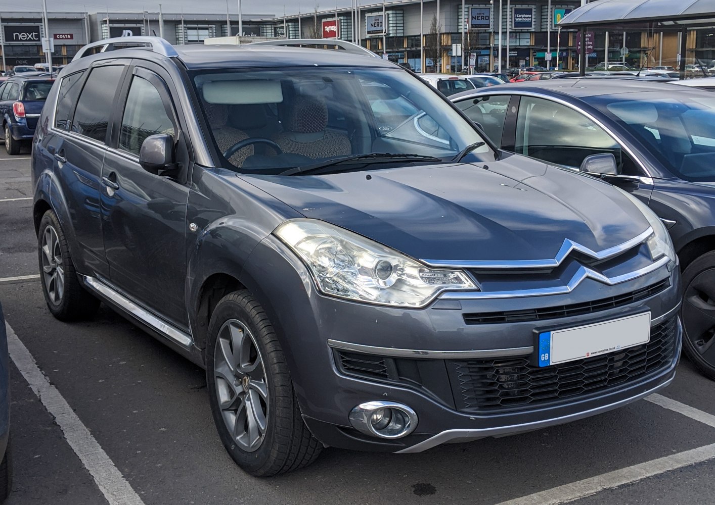 Front side view with roof rails and alloy wheels