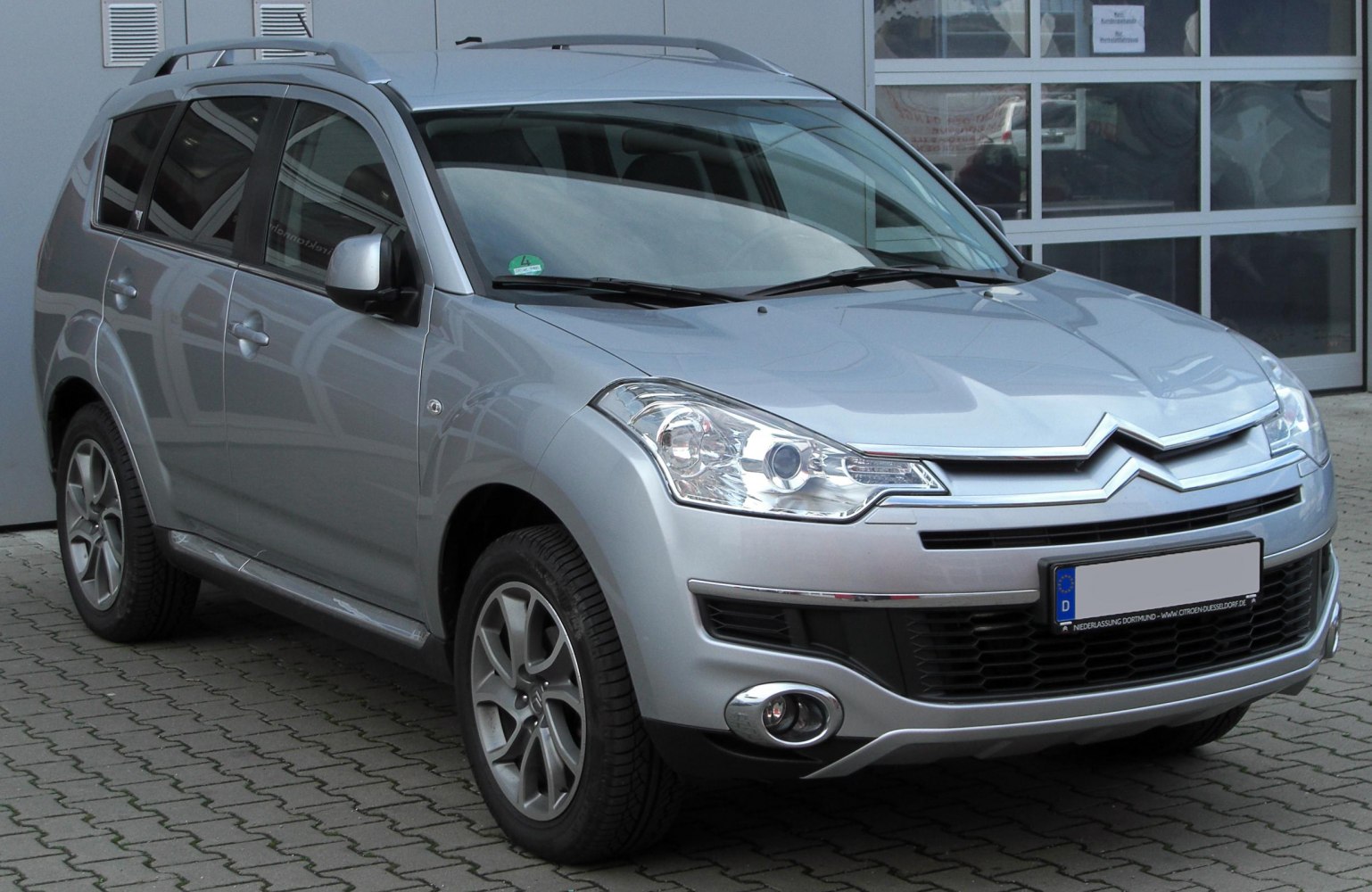Front-side of mid-size SUV with alloy wheels and roof rails