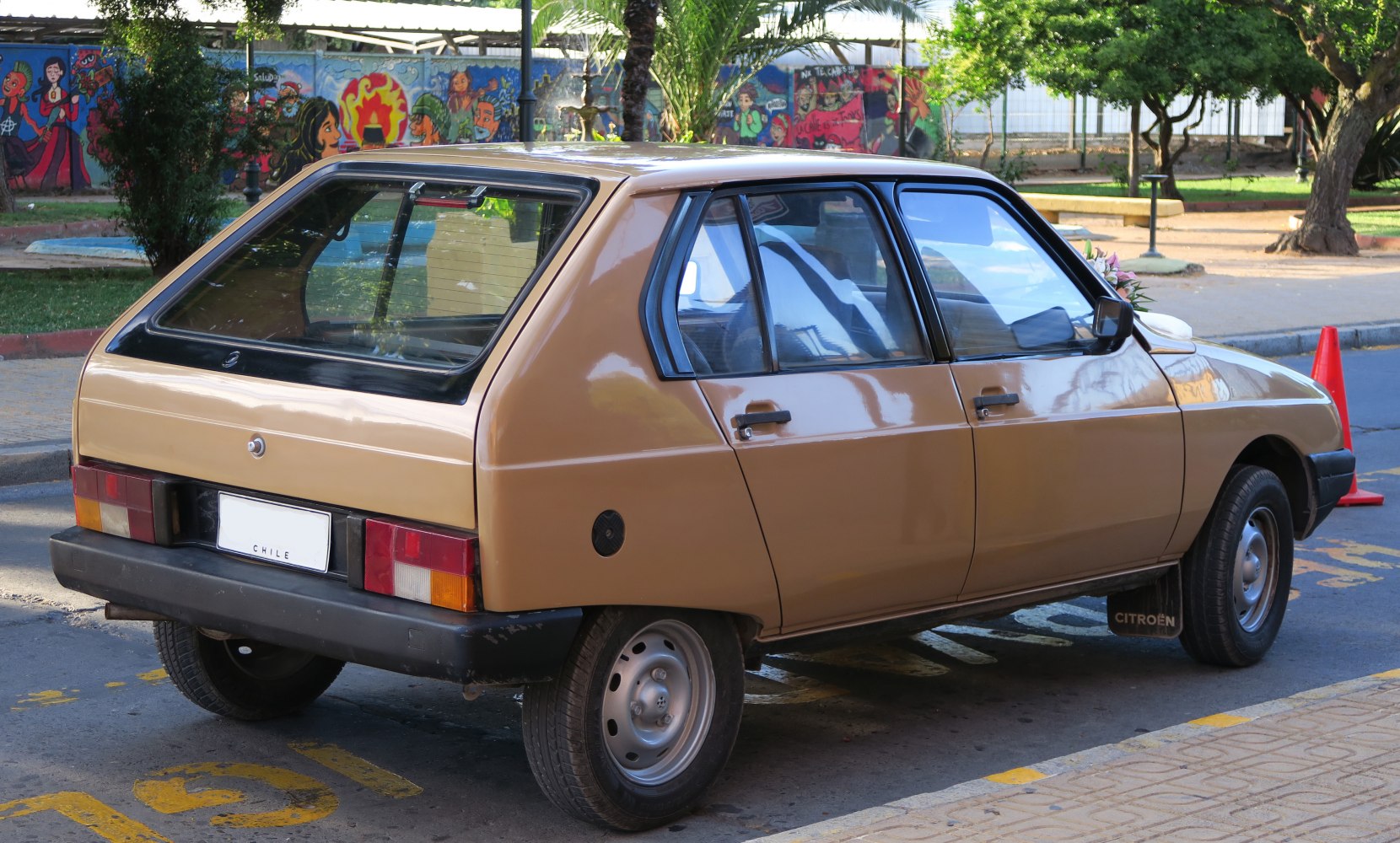 Rear hatchback with angular rear windows and classic taillights
