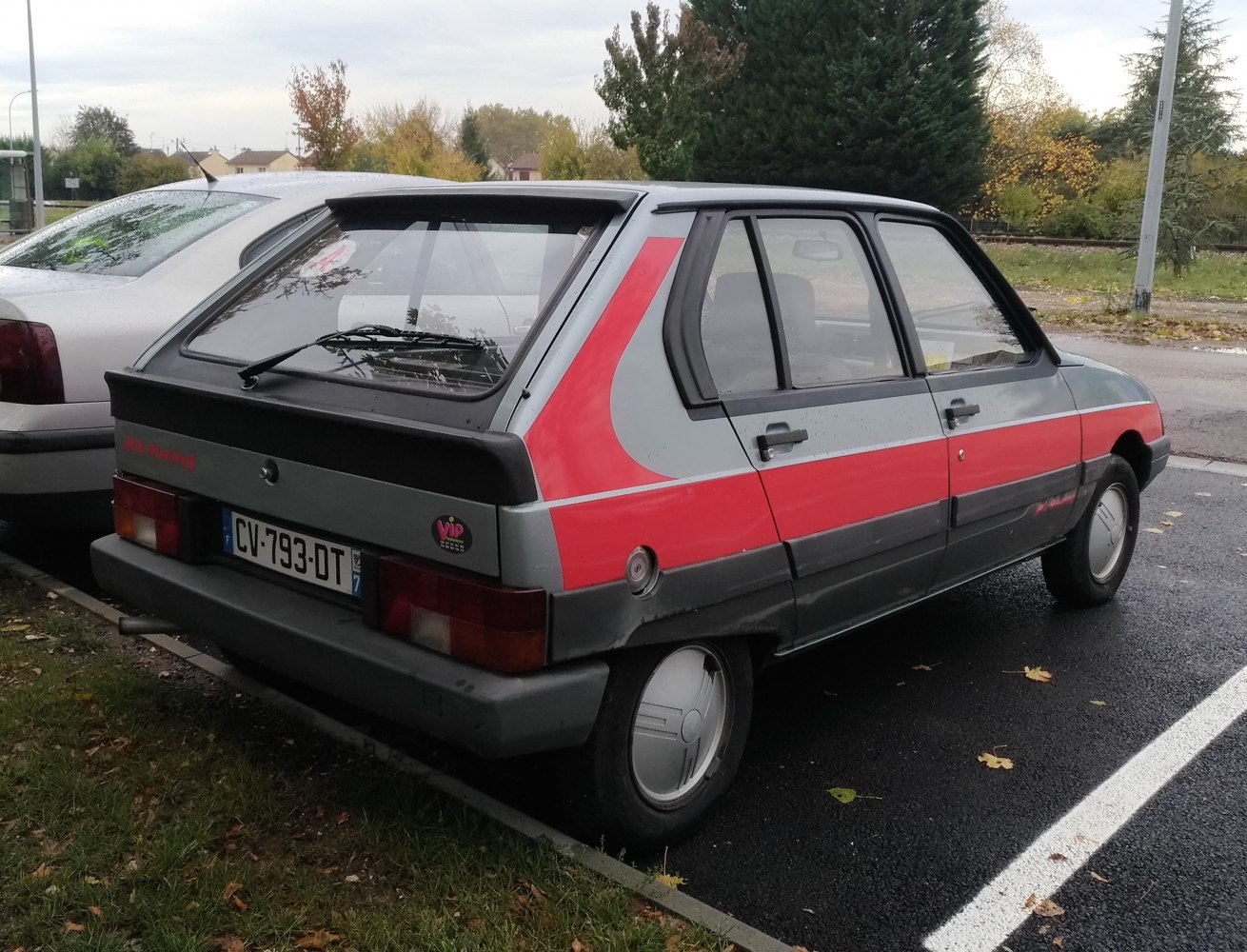 Distinctive two-tone rear hatchback with rear wiper and spoiler