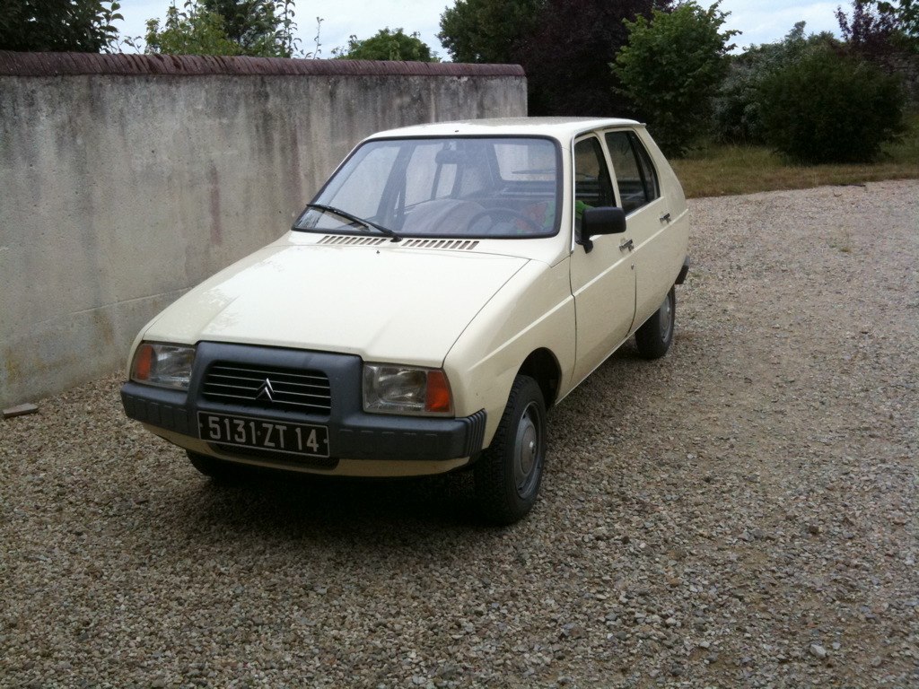 Compact hatchback with angular design and black trim bumpers