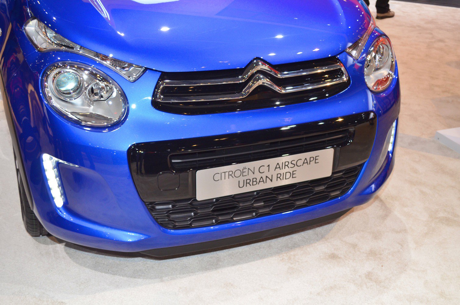 Front grille, chrome emblem, and headlights details