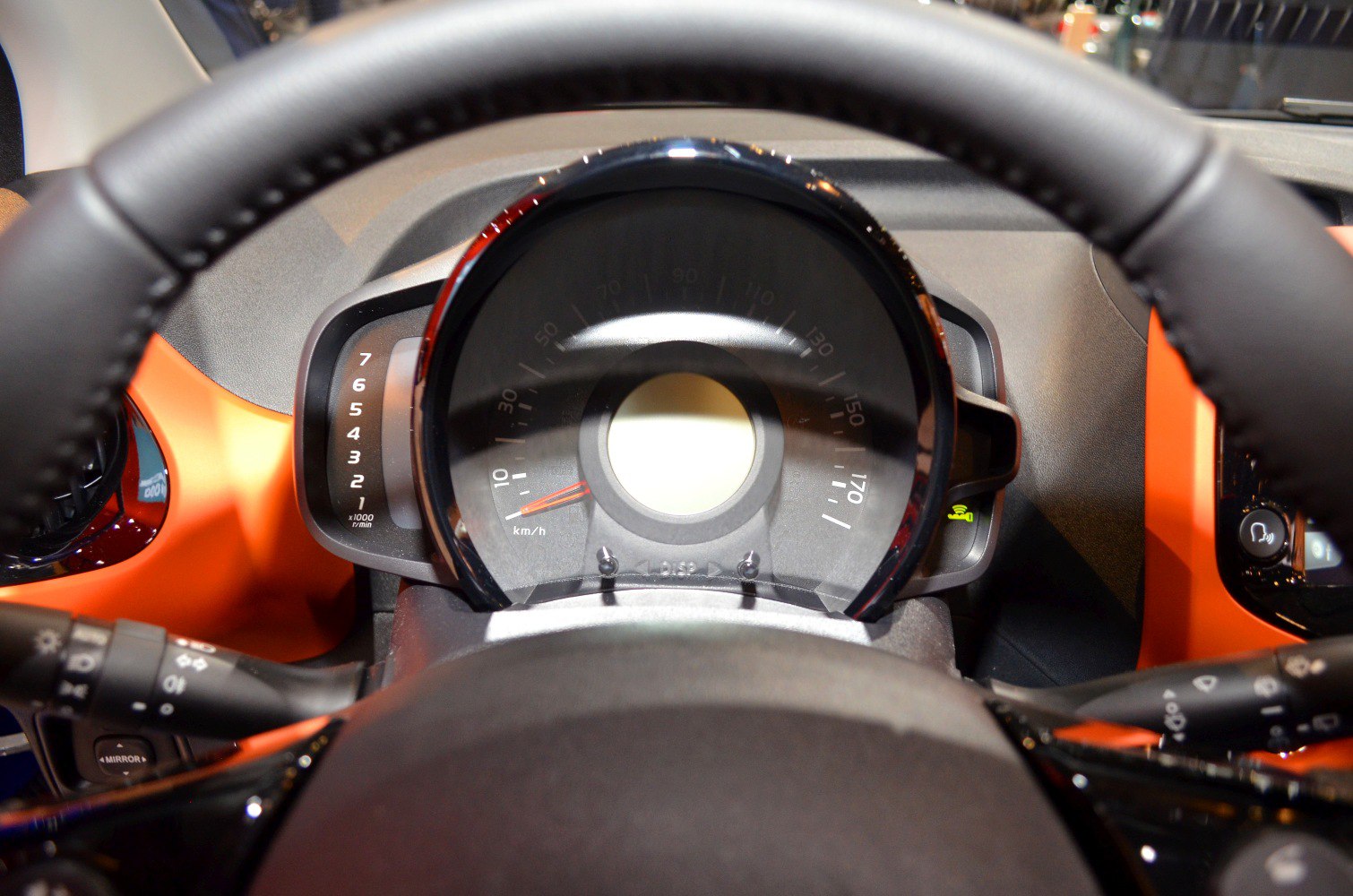 Instrument cluster and steering wheel with speedometer and tachometer