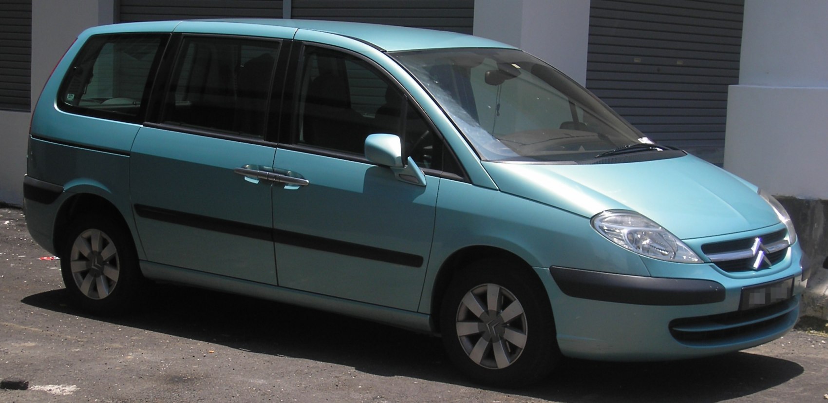 Aerodynamic minivan with sliding door and spacious design
