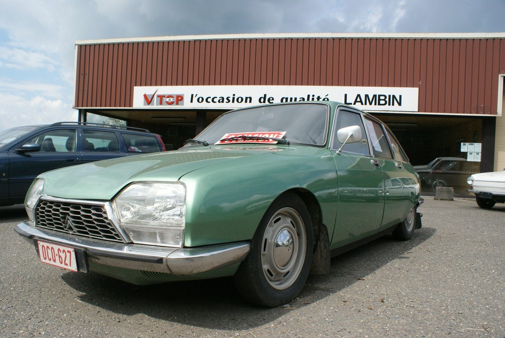Distinctive front grille and large integrated headlights on a classic 1970 sedan