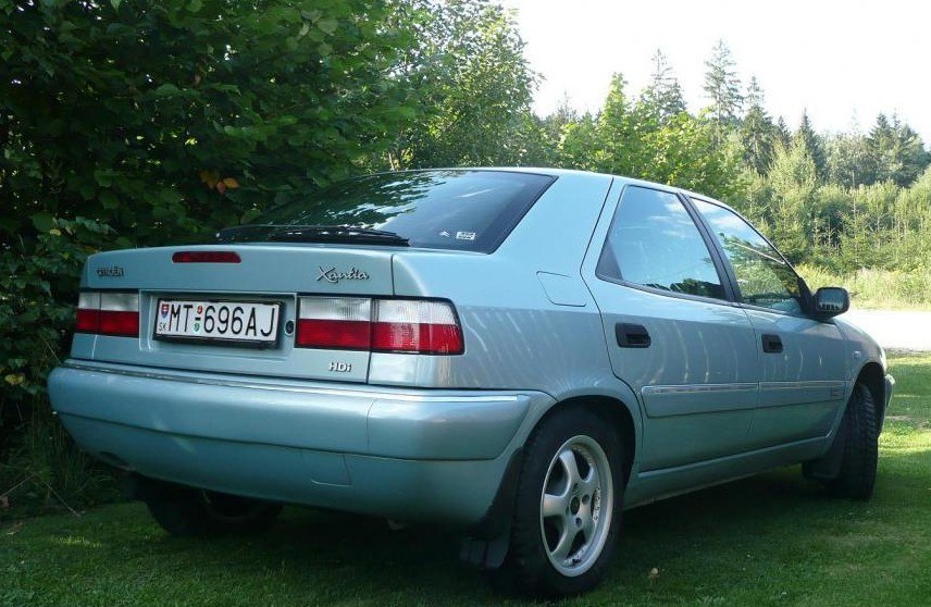 Rear and side view showing HDi badge and four-door sedan design
