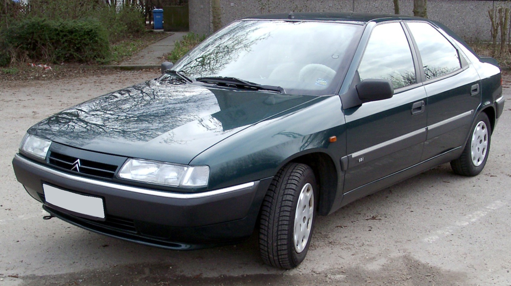 Sedan front-side exterior view with classic 1990s design