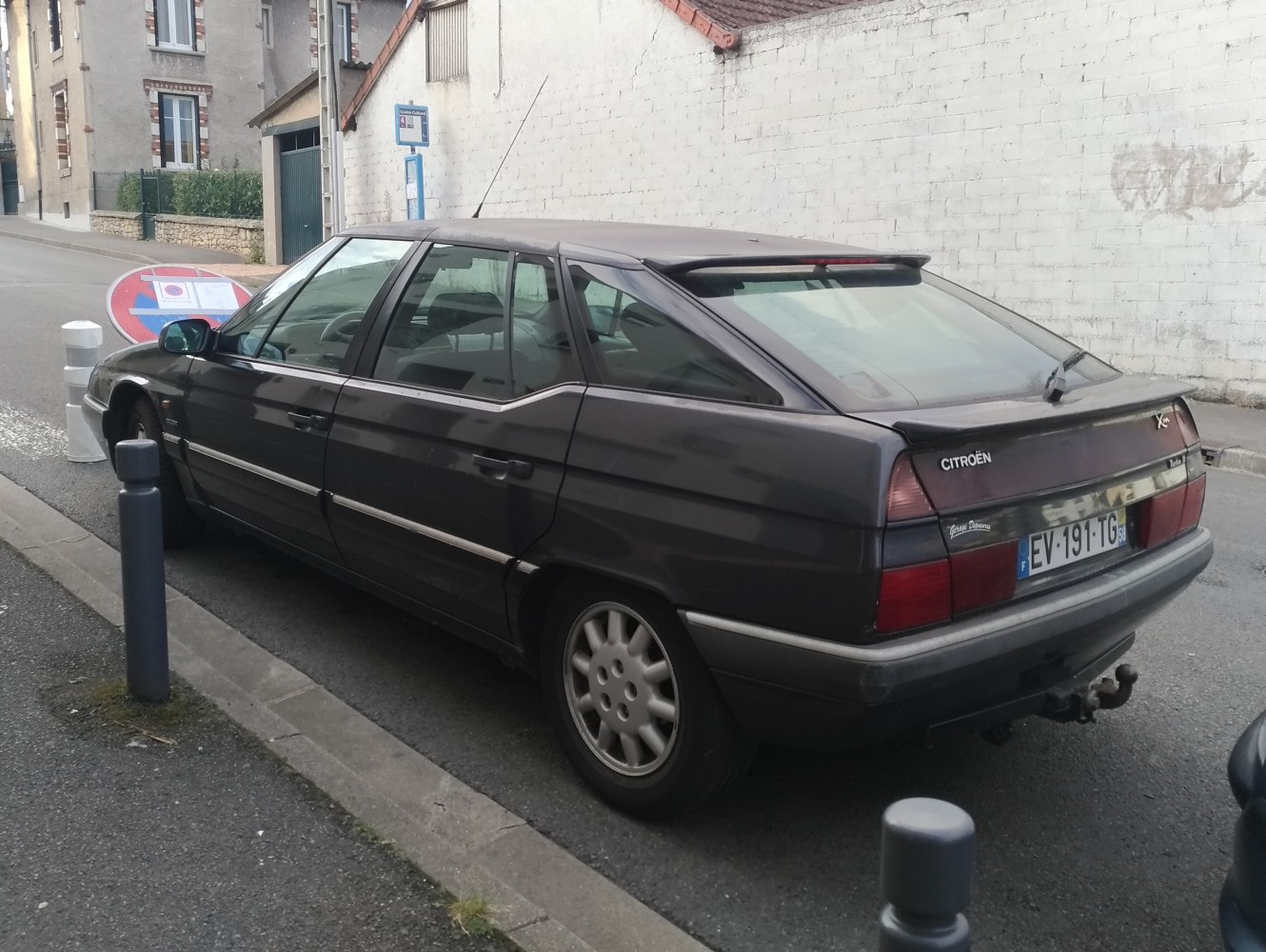 1985s executive hatchback with angular rear and rear-window spoiler