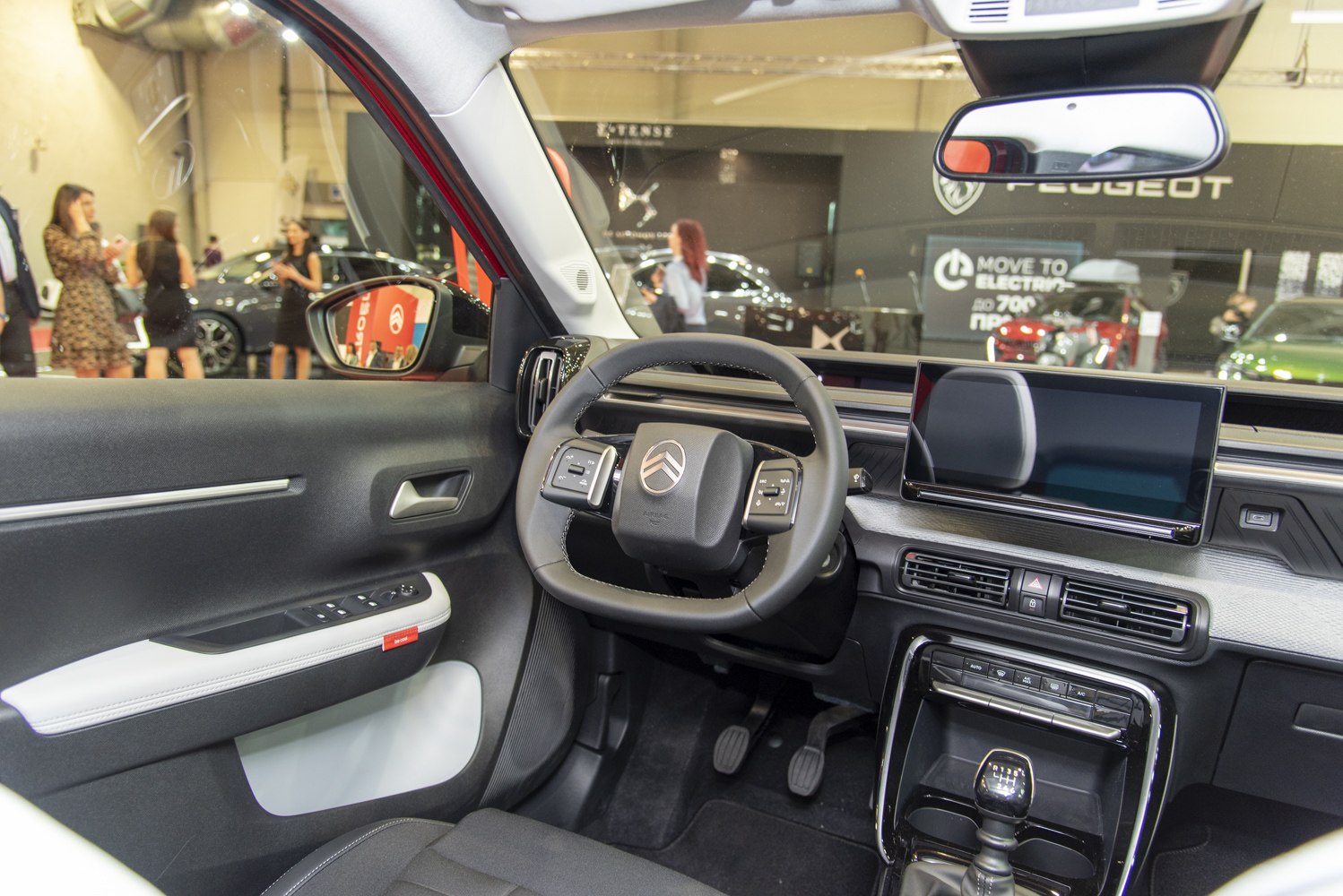 Dashboard, steering wheel, digital touchscreen, manual gear stick