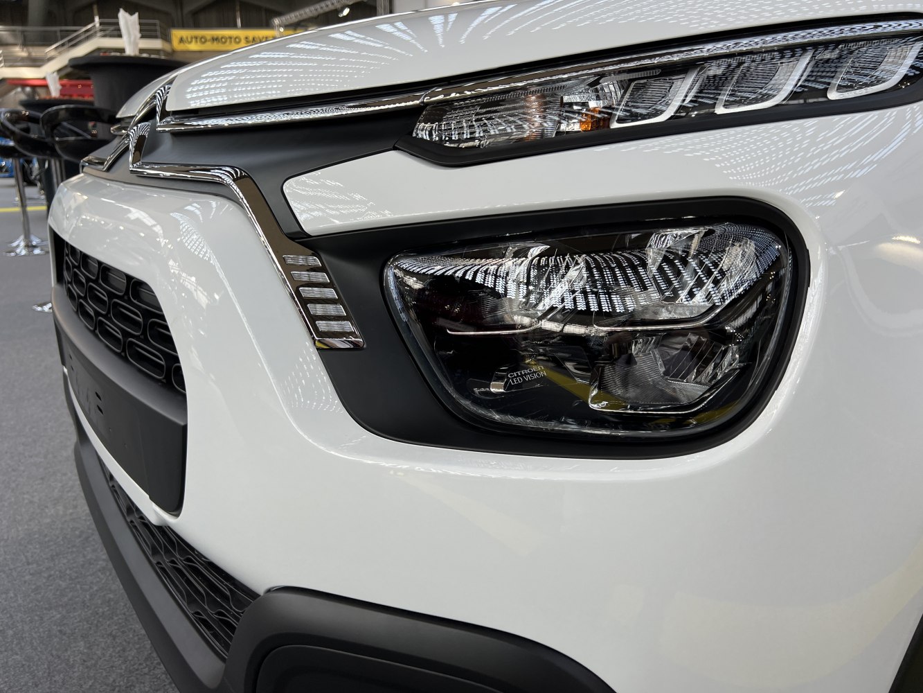 LED headlight and distinctive front grille design