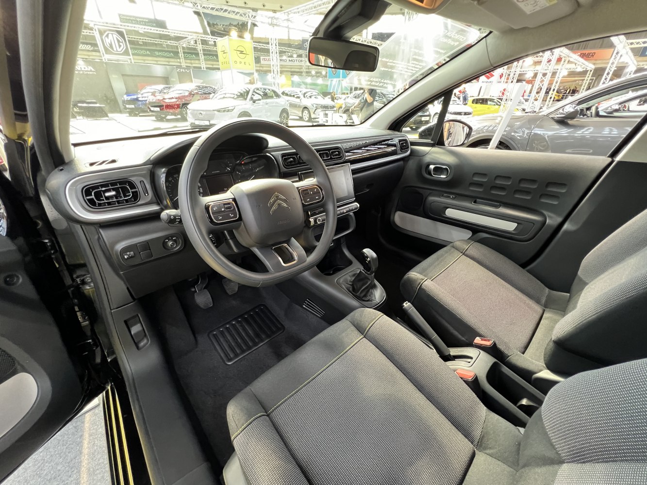 Dashboard, steering wheel, front seats, manual gearshift