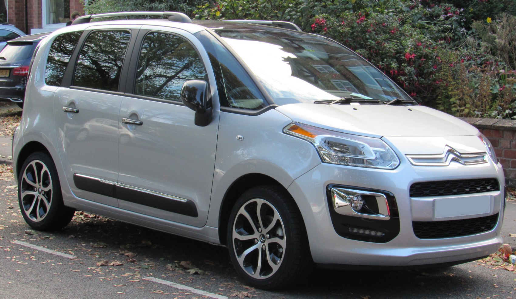 Compact MPV with distinctive front grille and roof rails