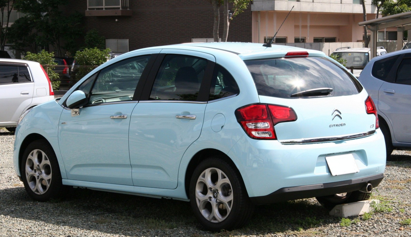 Rear side view of a 5-door hatchback with alloy wheels