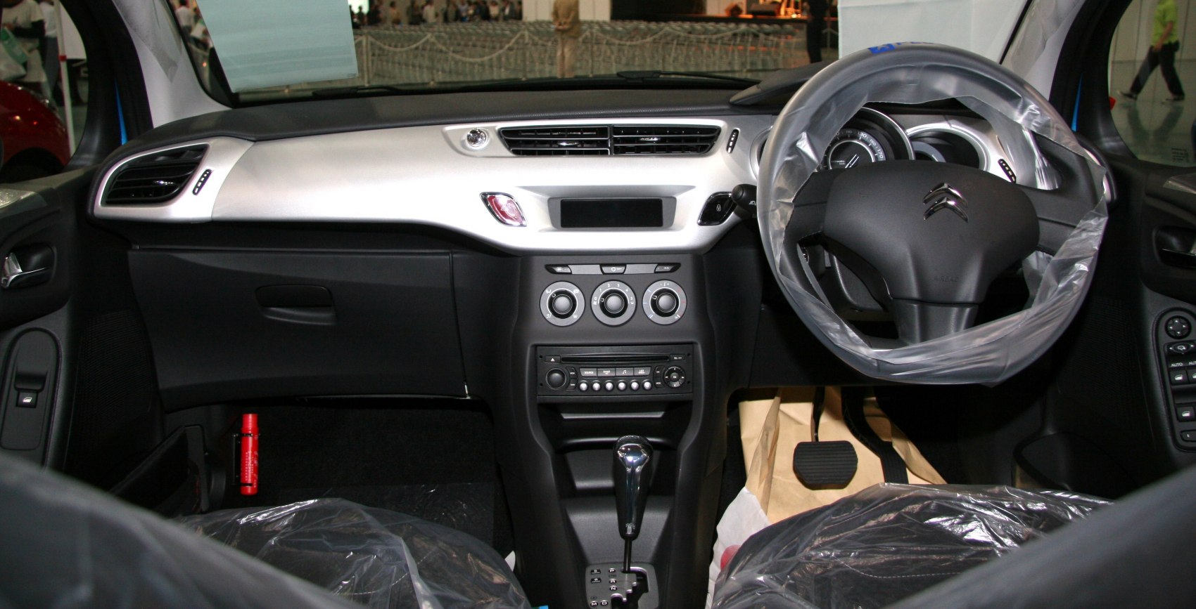Dashboard and steering wheel with control panel and automatic gear lever