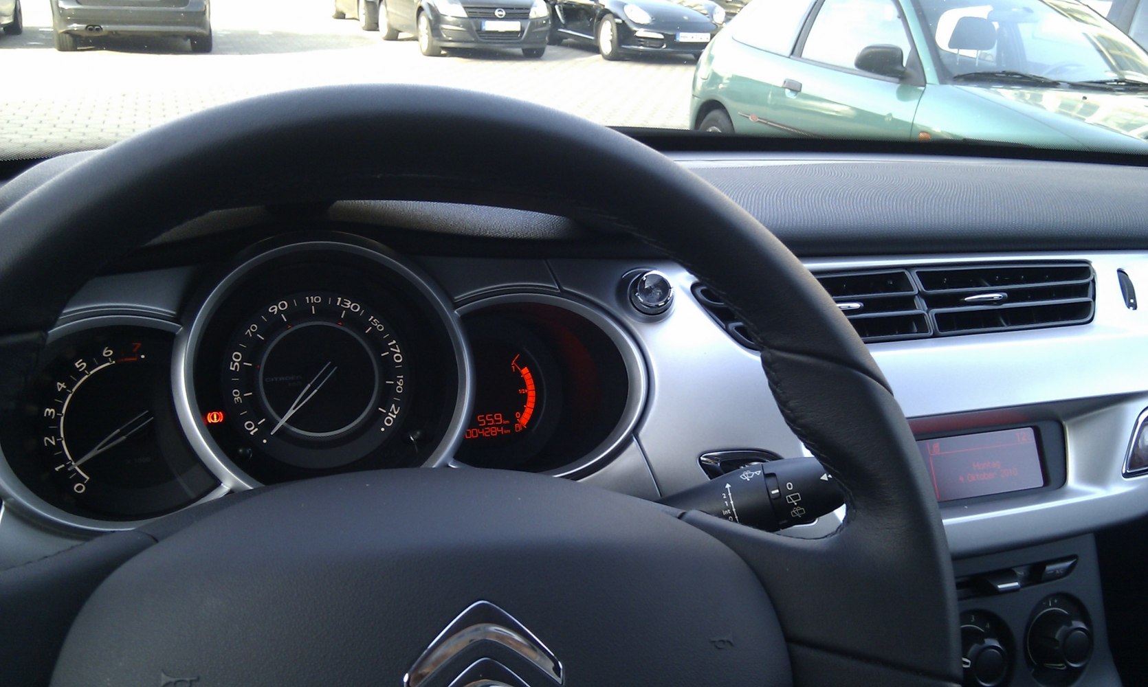 Dashboard and steering wheel with instrument cluster and controls