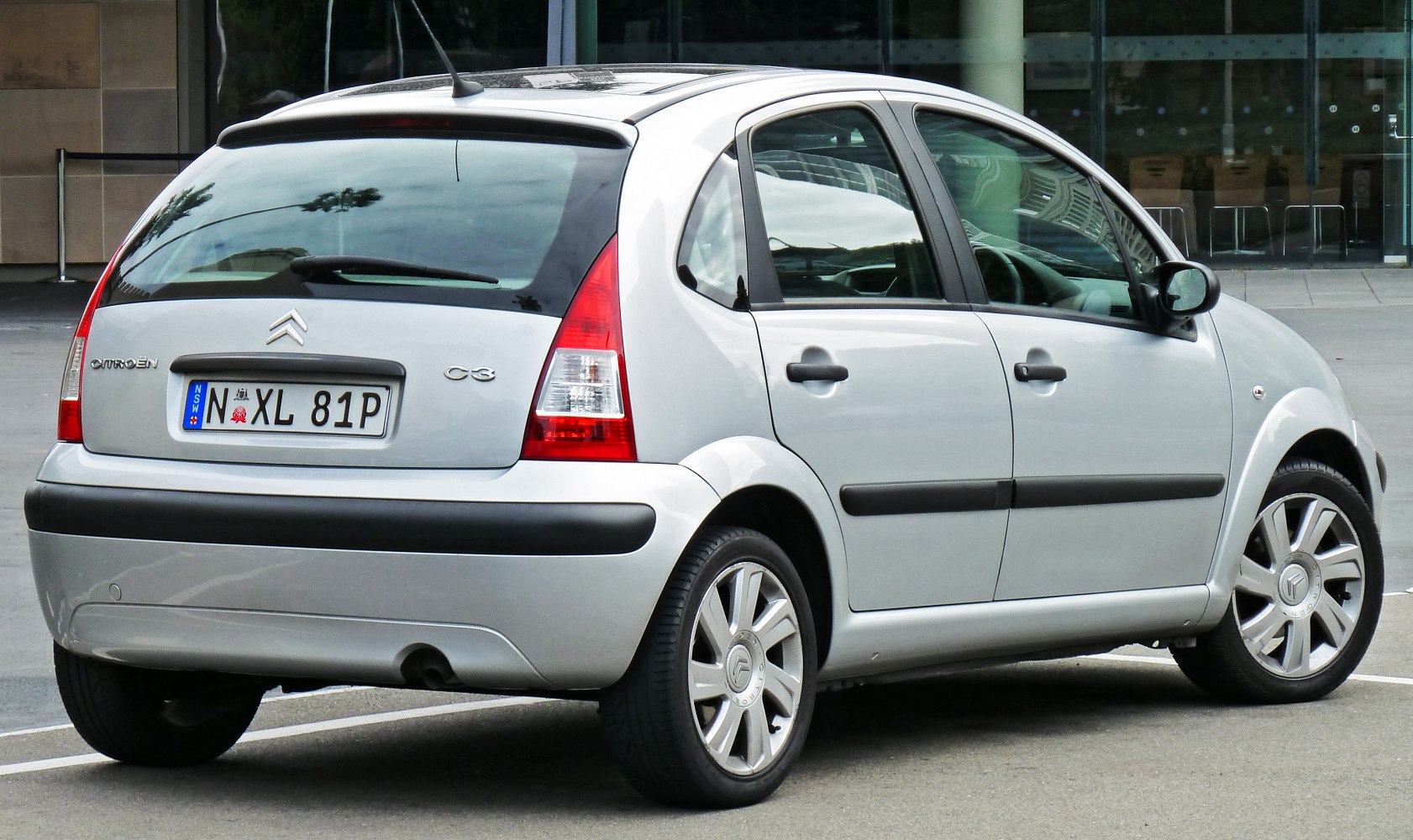 Rear and side profile of a 2005 hatchback with distinct taillights and black trim