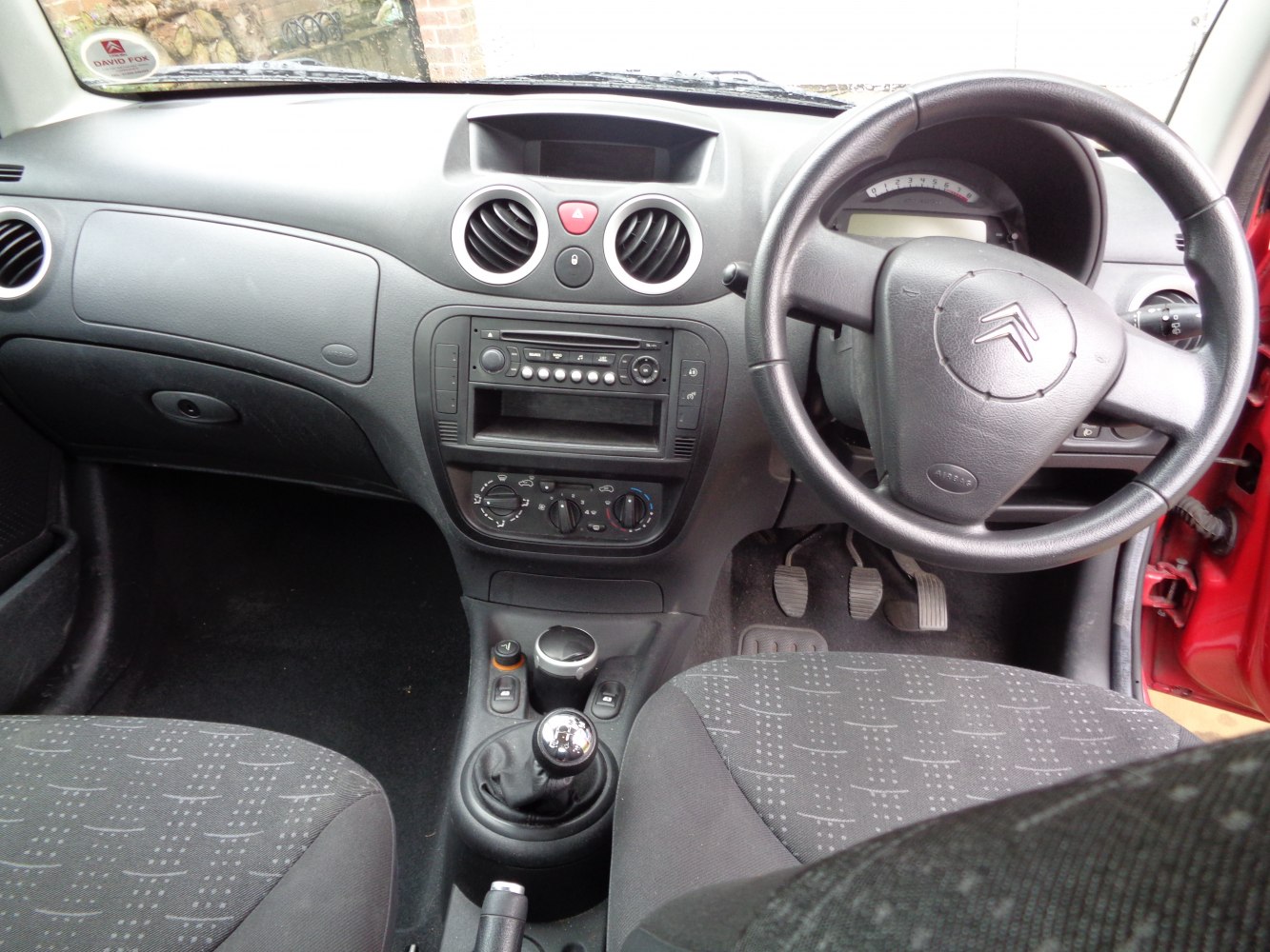 Dashboard, steering wheel, manual gearshift, and central console controls