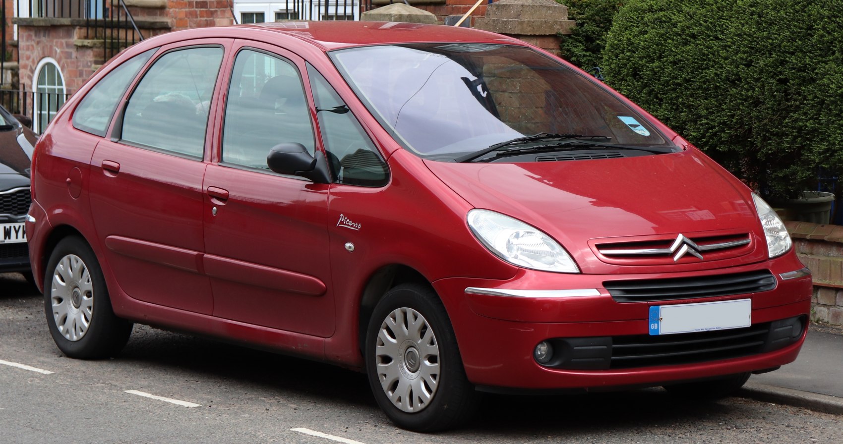 Front-side view of a compact MPV with rounded design and smooth lines.
