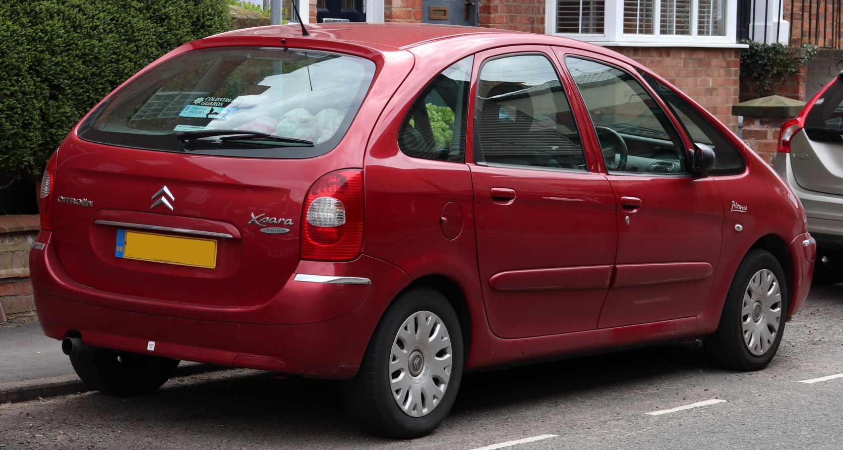 Rear side profile of a compact 5-door hatchback with distinct tail lights