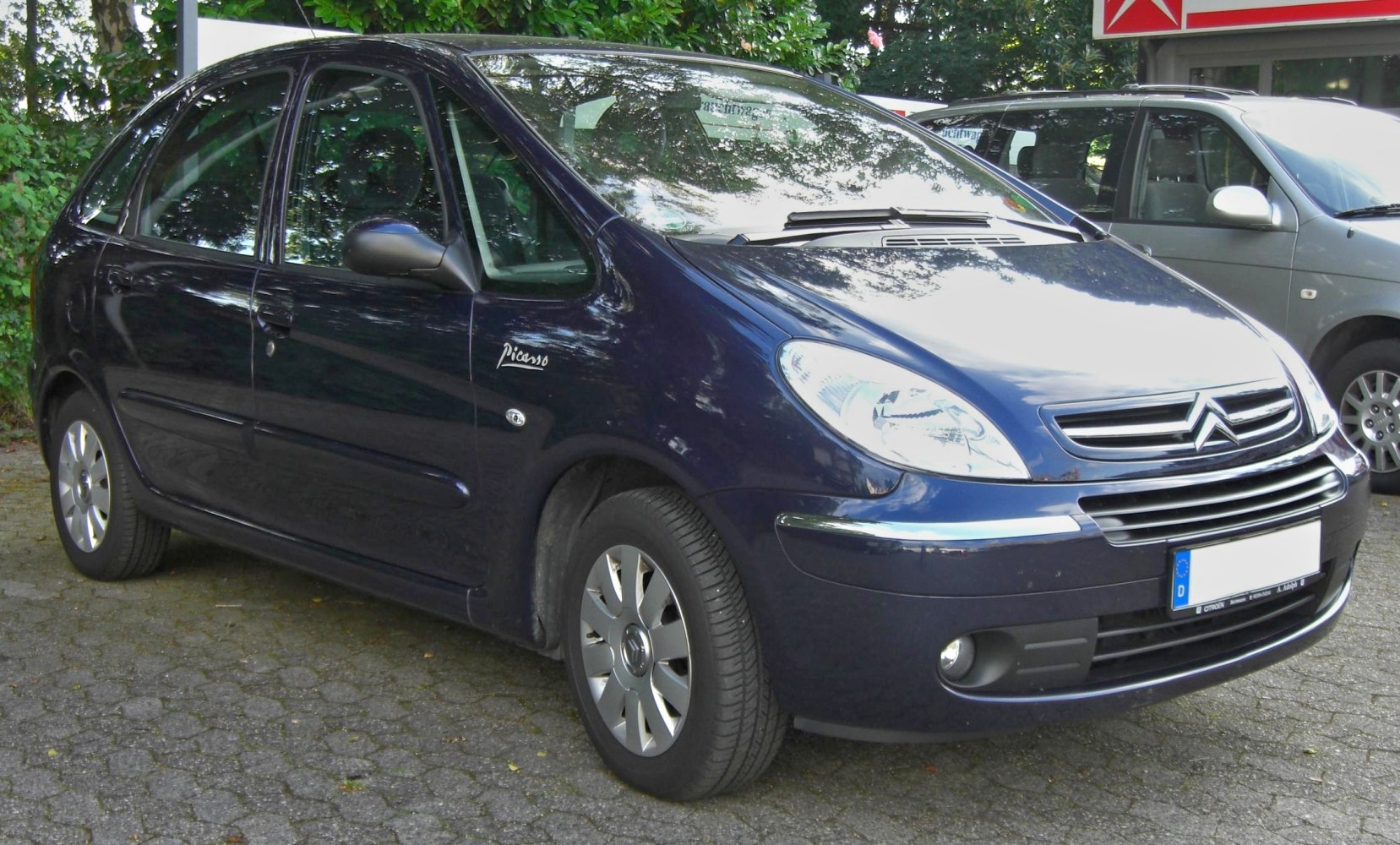 Front-side profile with distinctive headlights and compact MPV design