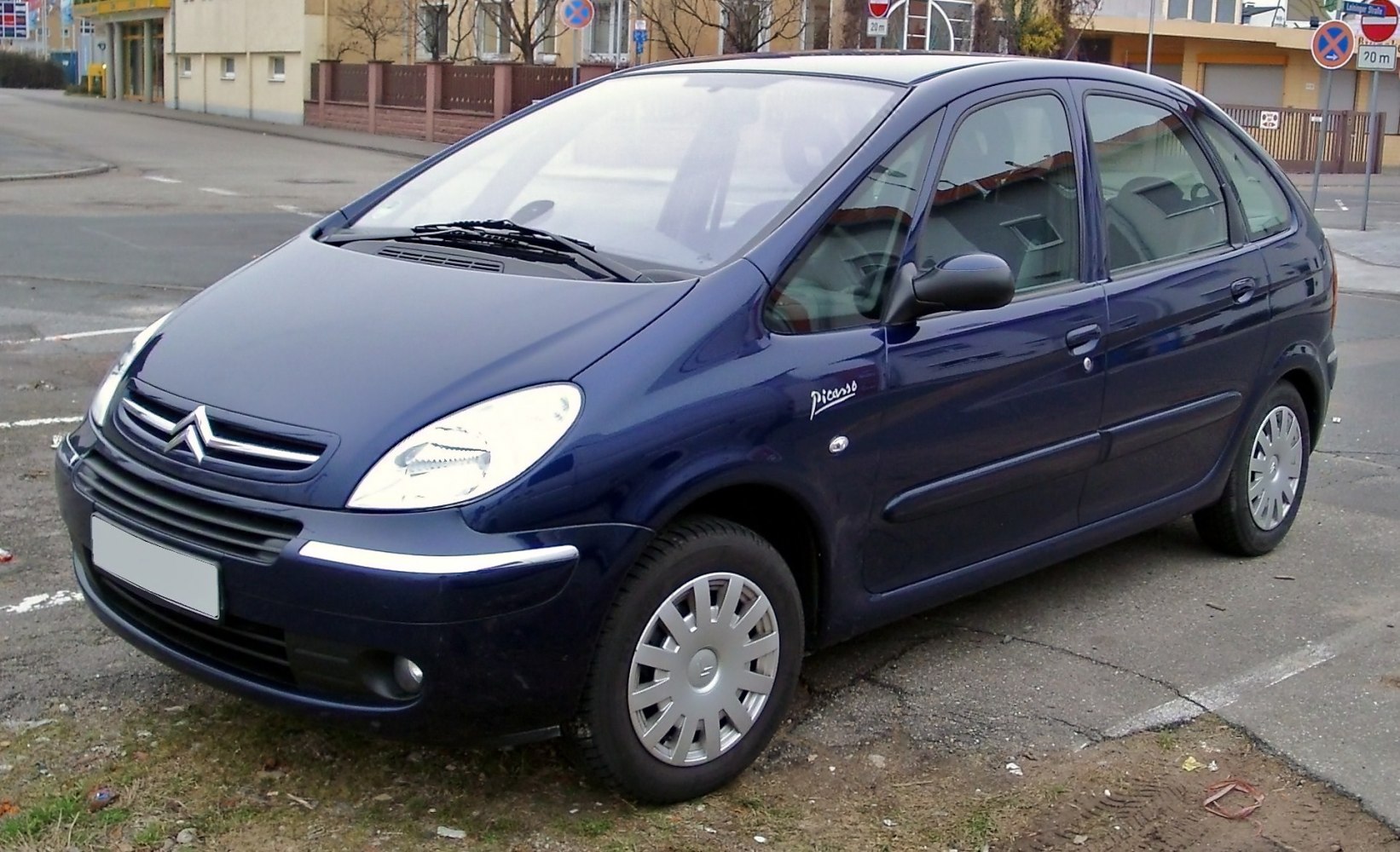 Front and side view of compact MPV with distinct headlights and hatchback design