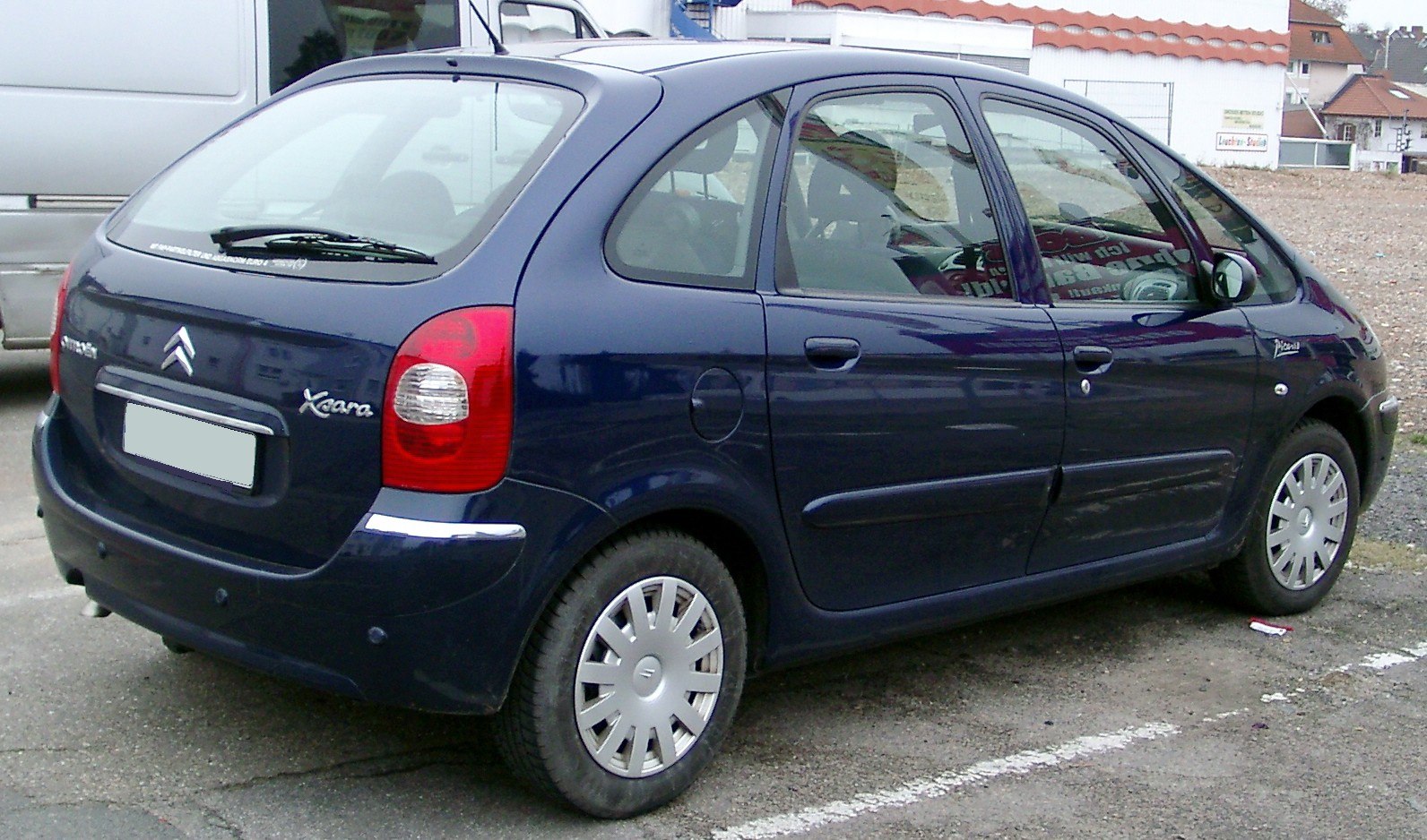 Rounded hatchback with five doors and rear profile view.