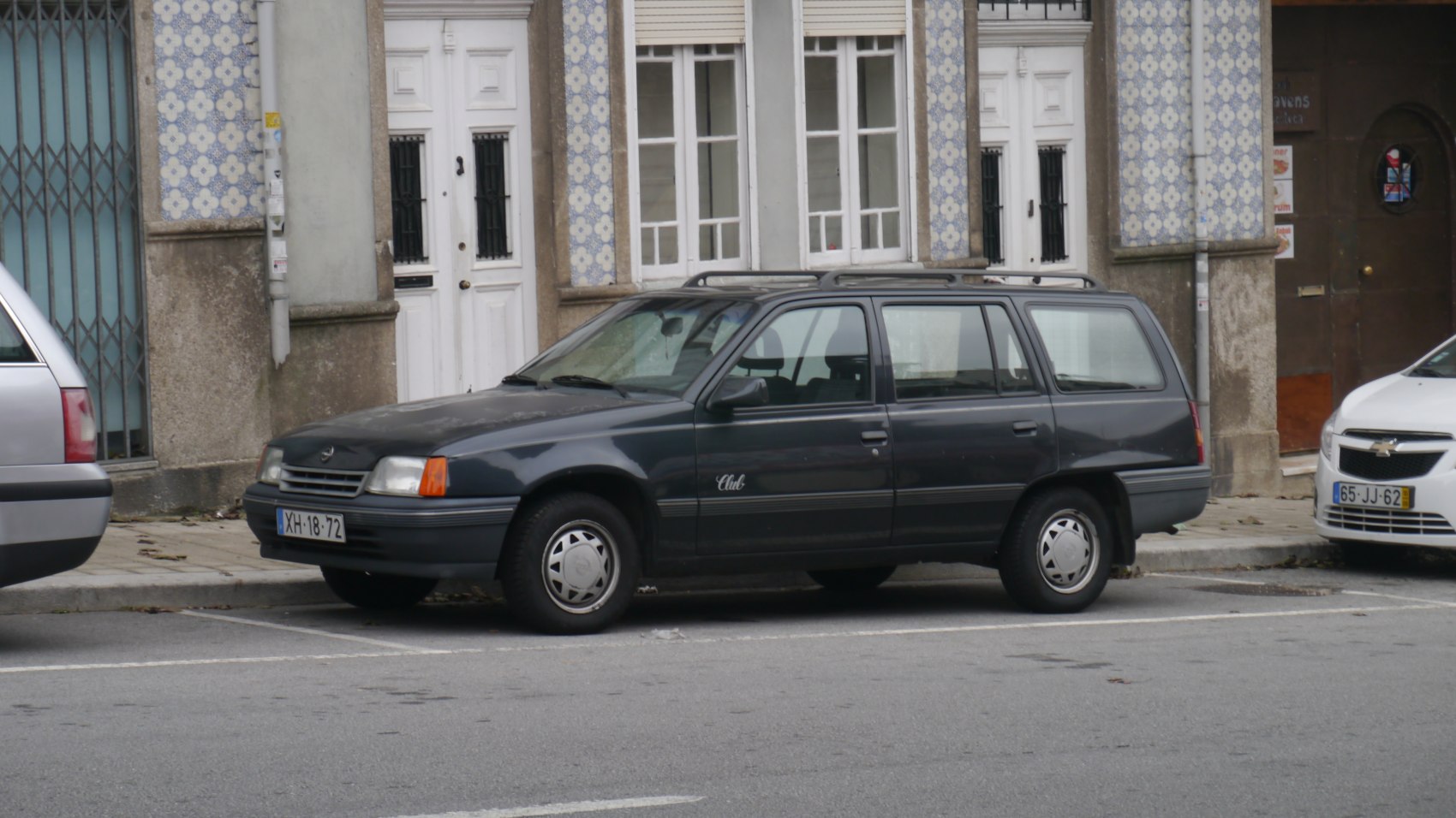 Side profile of estate wagon with roof rack and hubcaps