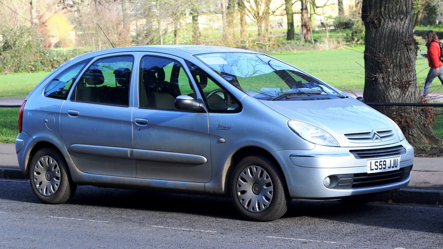 Silver compact MPV with five doors and rounded aerodynamic shape