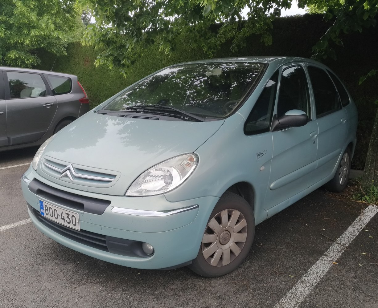 Front side view of compact MPV with distinctive headlights and grille
