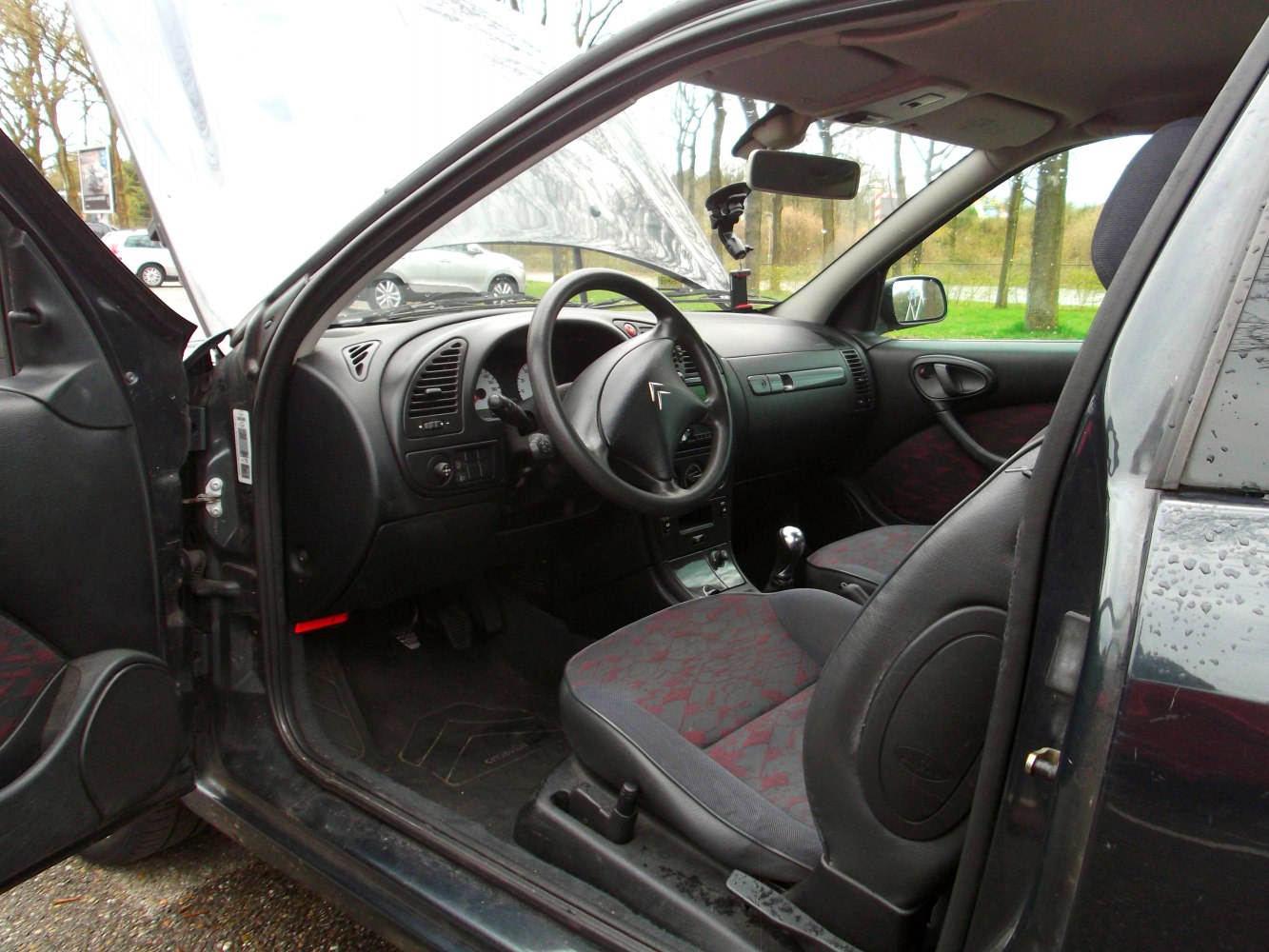 Dashboard, steering wheel, manual gear and fabric seats
