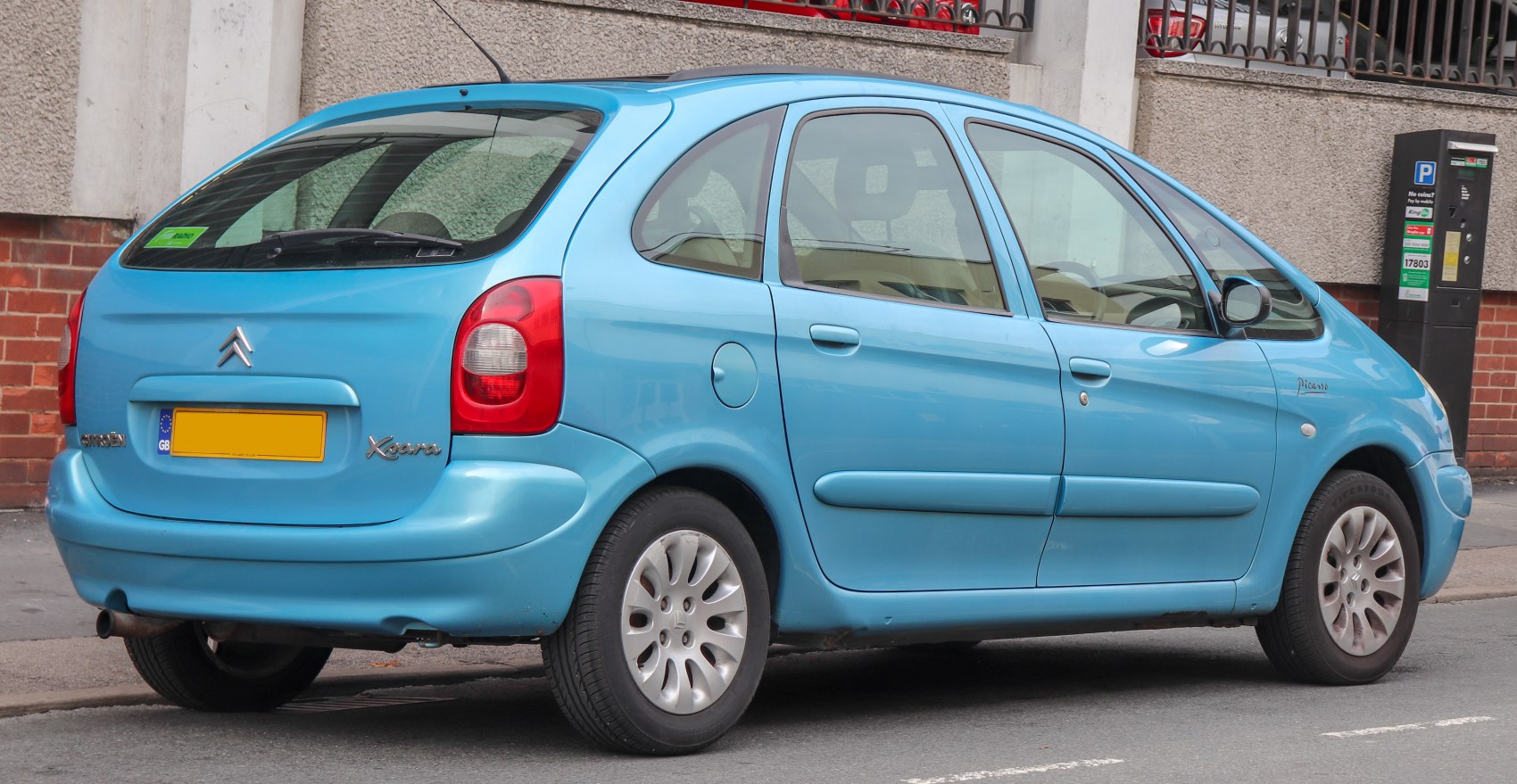 Rear and side profile of compact MPV with rounded design and blue paint