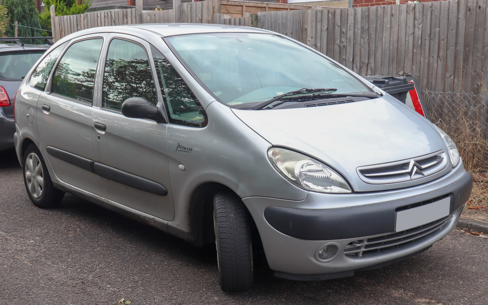 Front-side view of compact MPV with rounded headlamps and black bumper trim