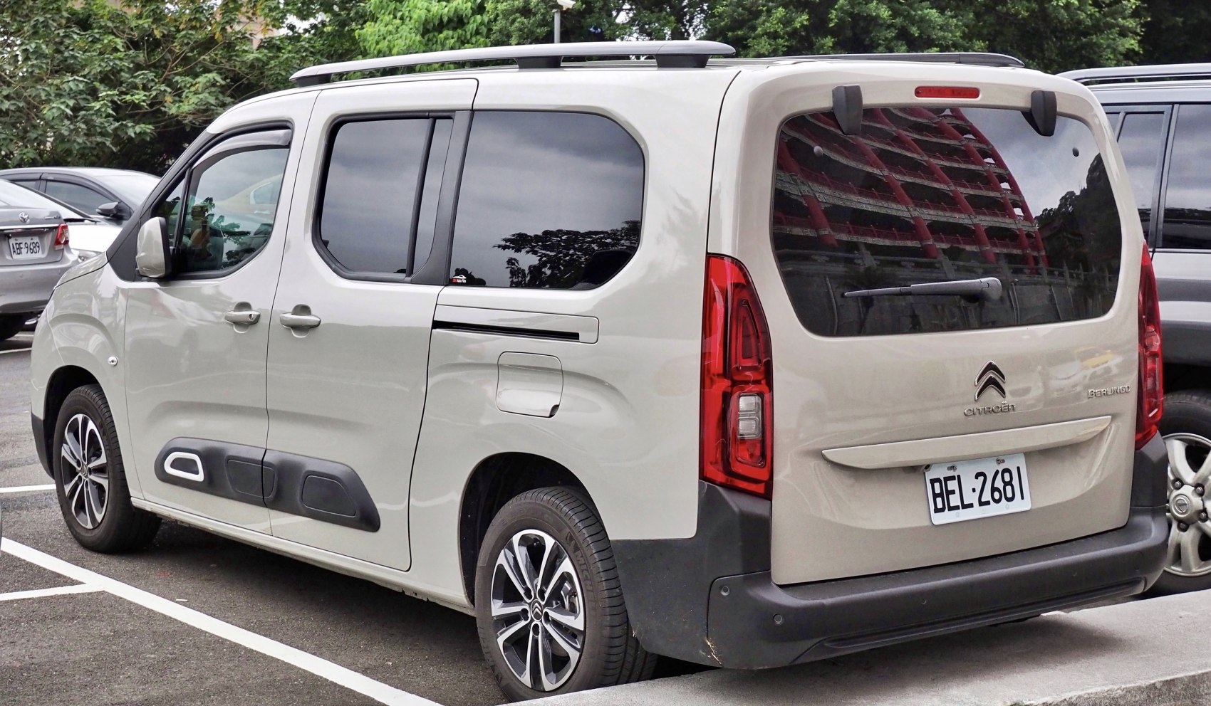 Rear side view with sliding doors and large rear window