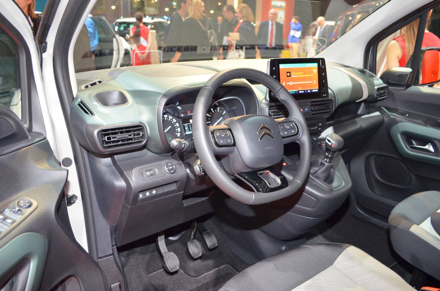 Digital dashboard, touchscreen infotainment, steering wheel controls