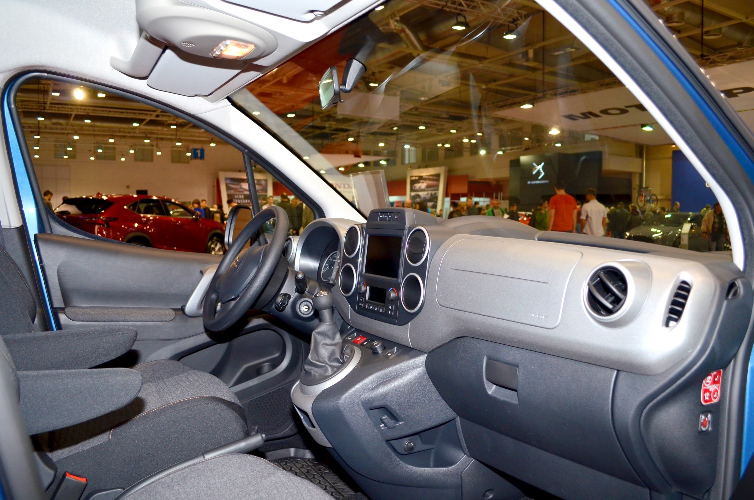 Dashboard, steering wheel, and gear shift interior view
