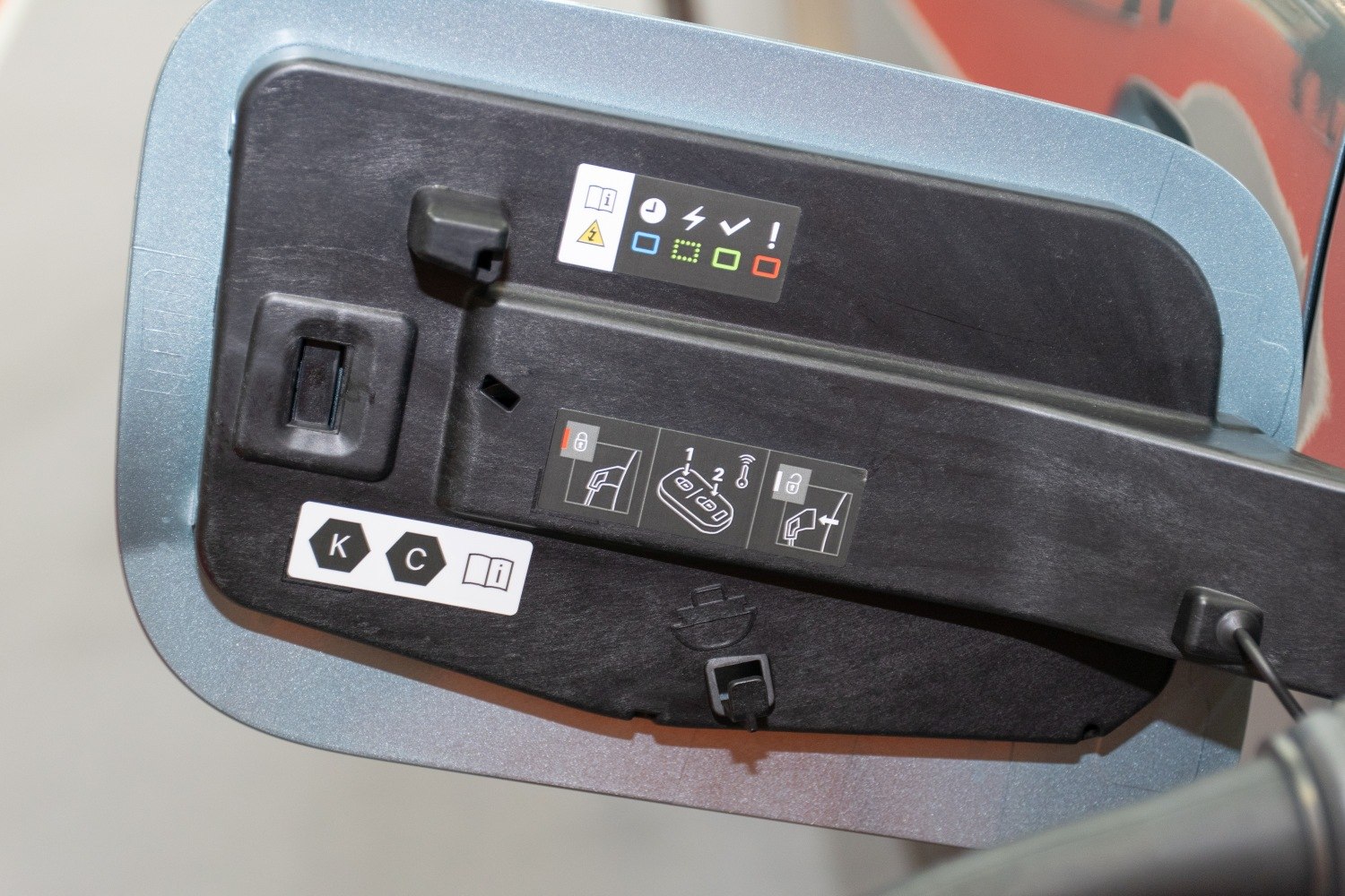 Electric vehicle charging port with status indicators and instructions