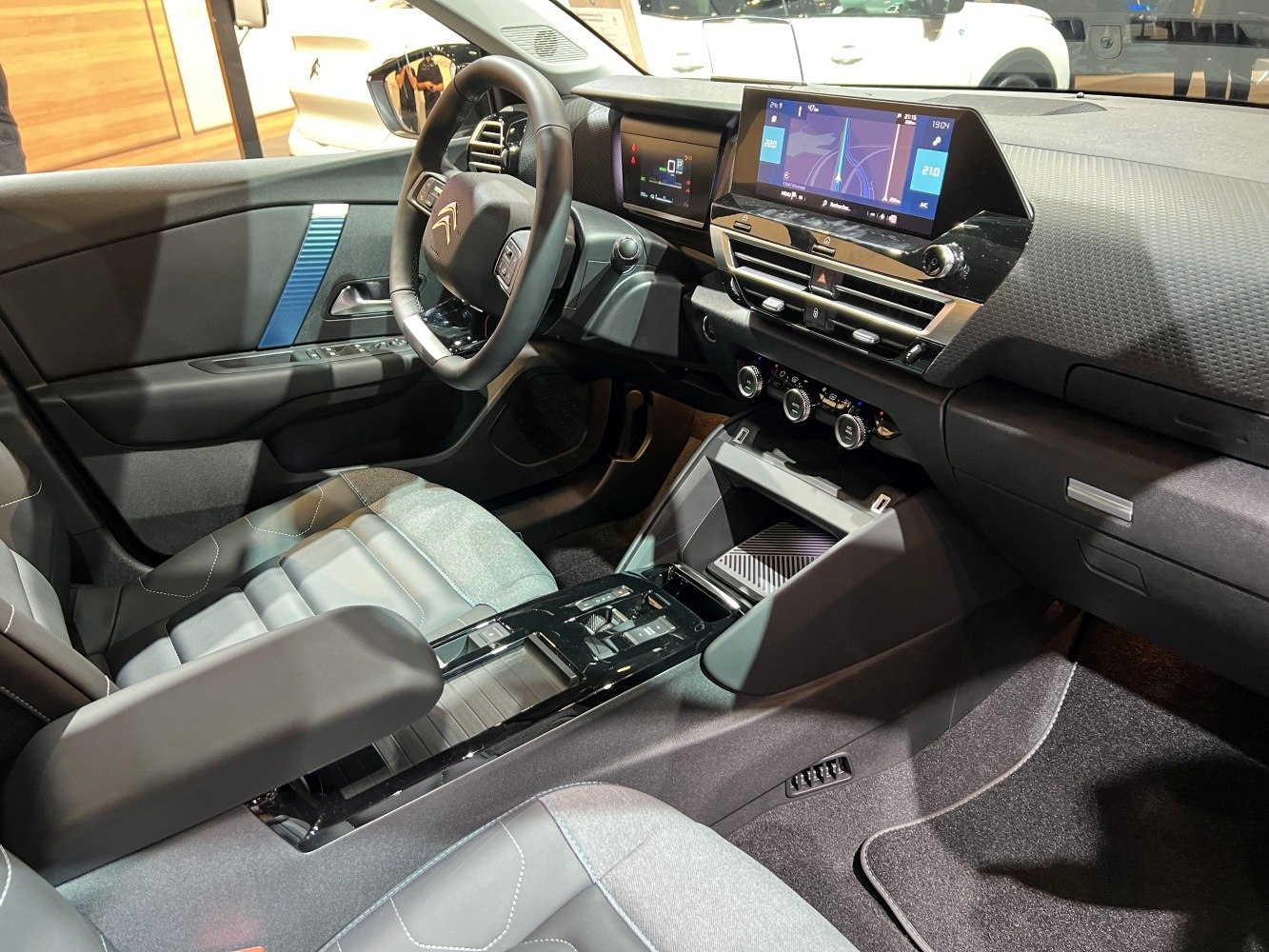 Digital dashboard and central touchscreen with modern controls