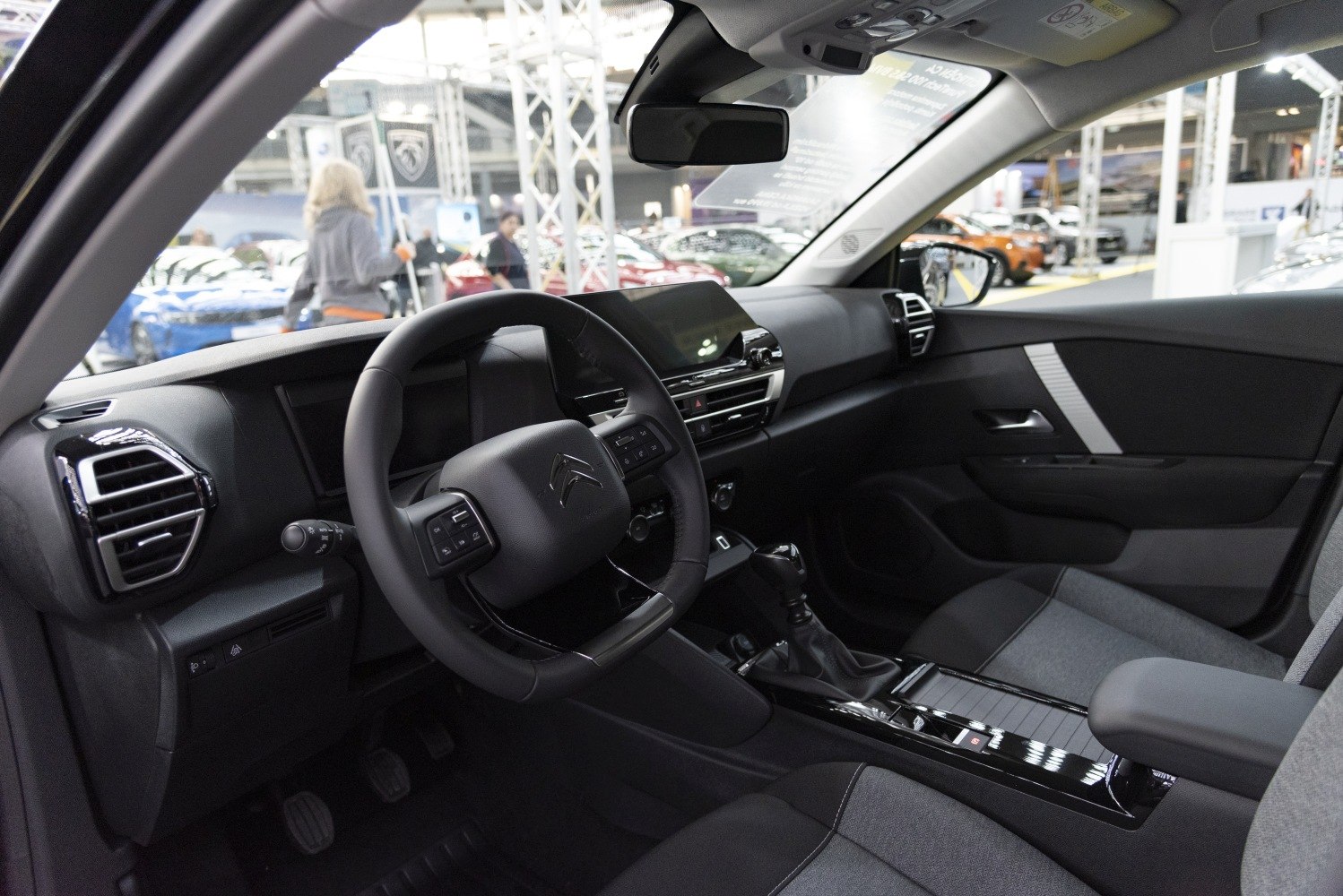 Digital dashboard and steering wheel with central touchscreen