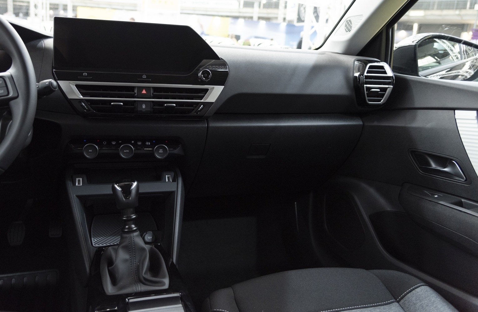 Dashboard with large touchscreen and gear shift lever