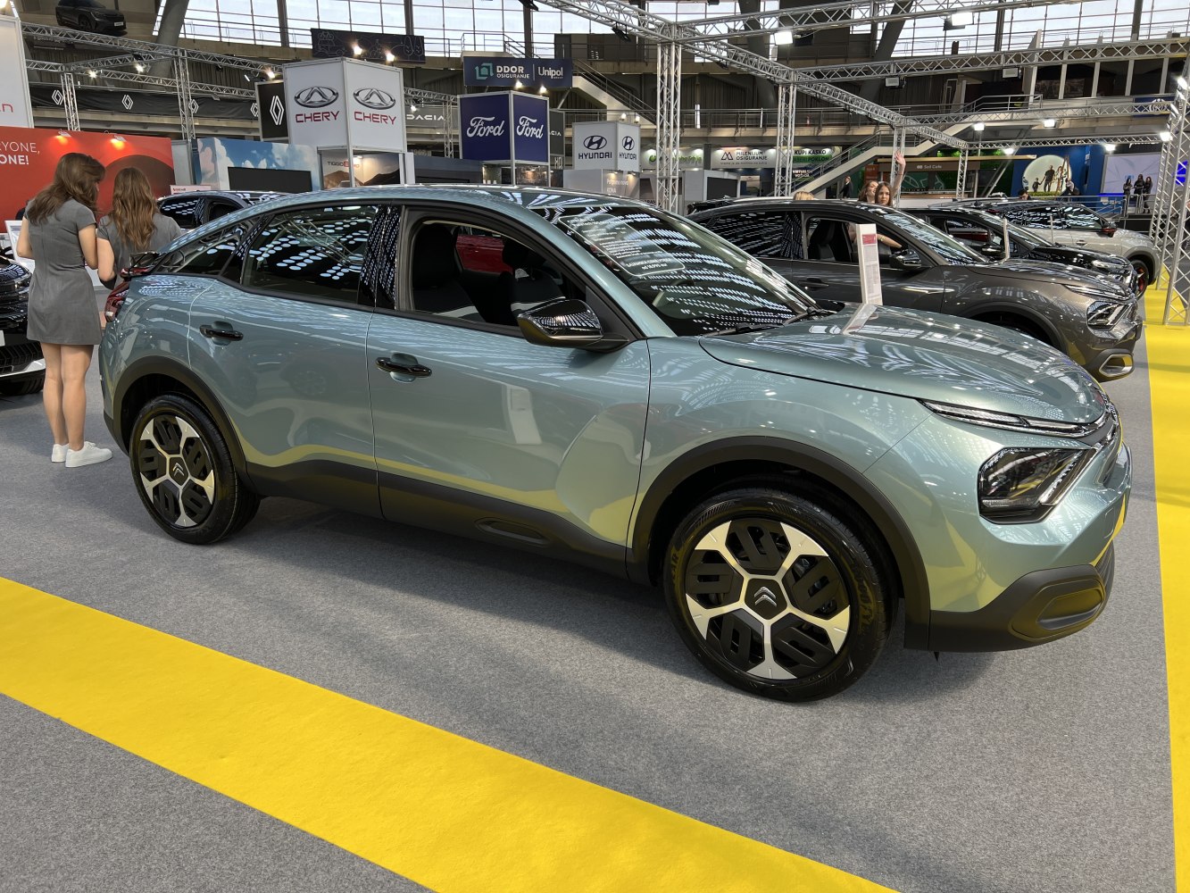 Side profile with smooth body lines and geometric alloy wheels