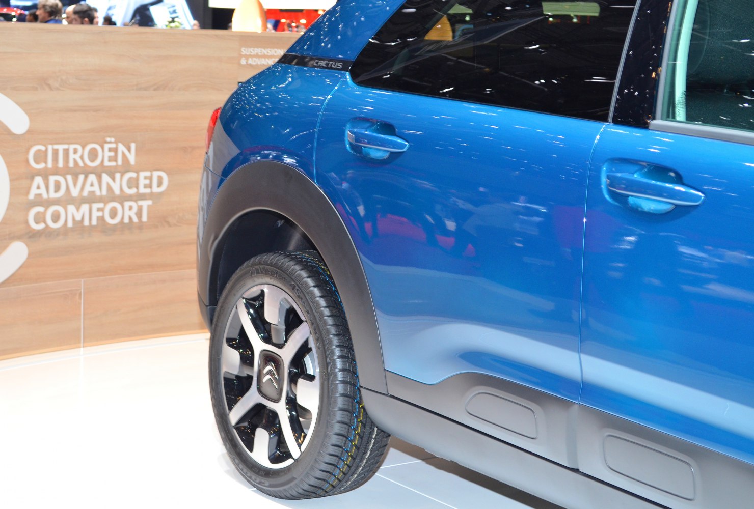 Blue rear door and alloy wheel with black cladding