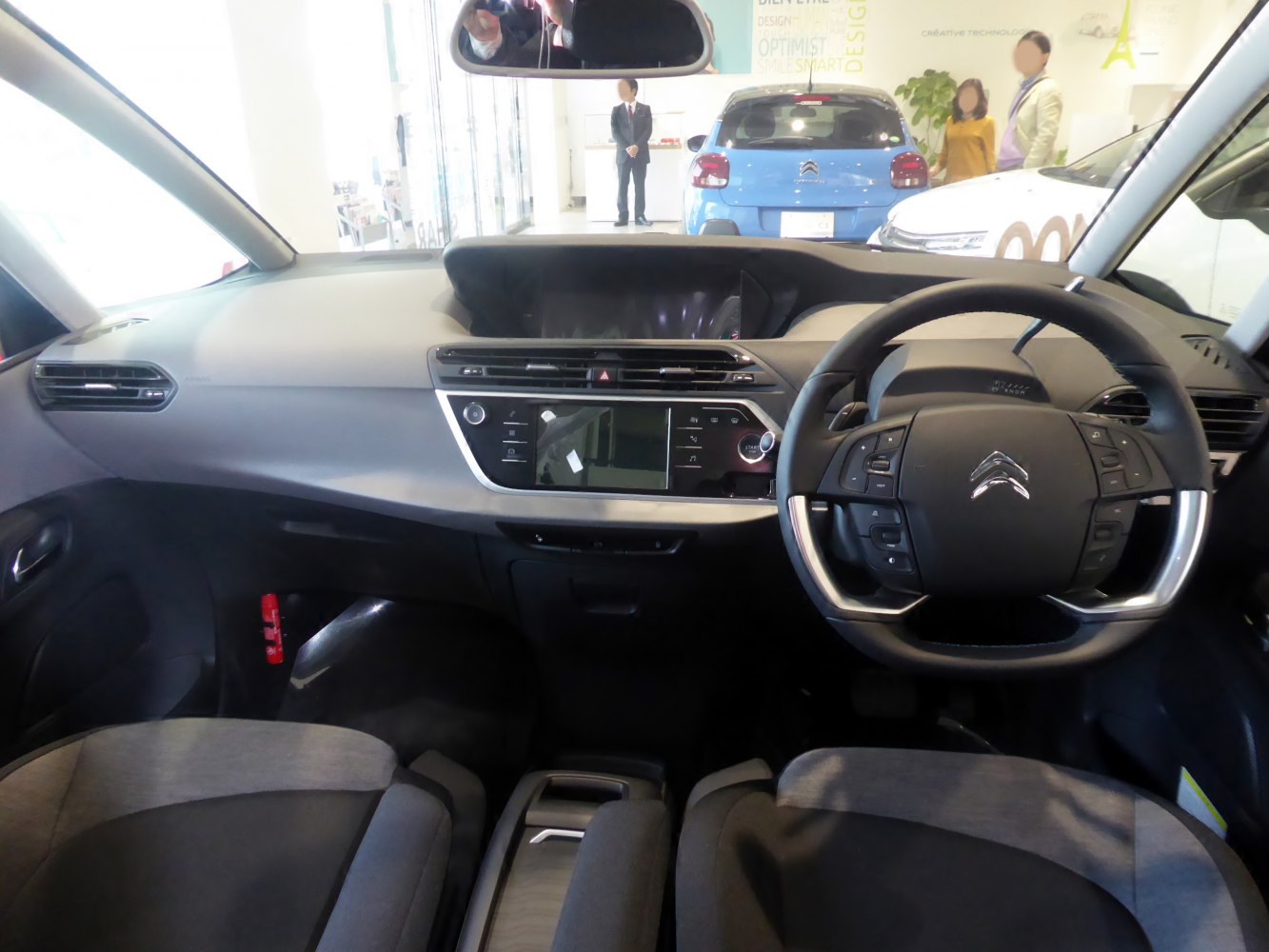 Dashboard layout with multifunction steering wheel and center console screen