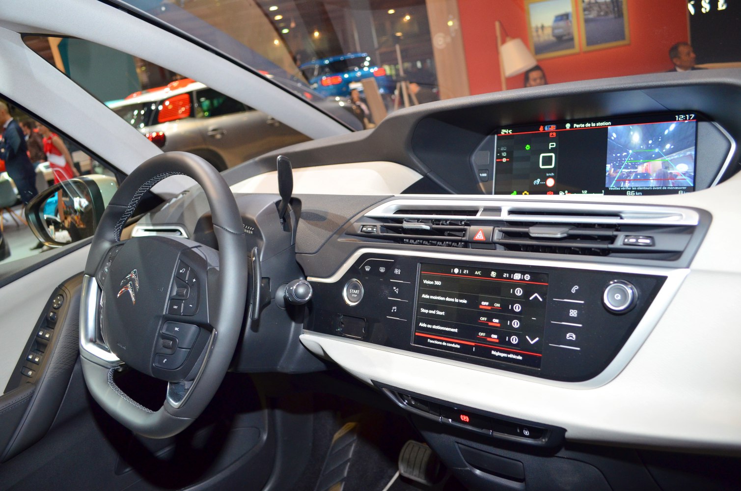 Digital dashboard and multifunction steering wheel with touchscreen display