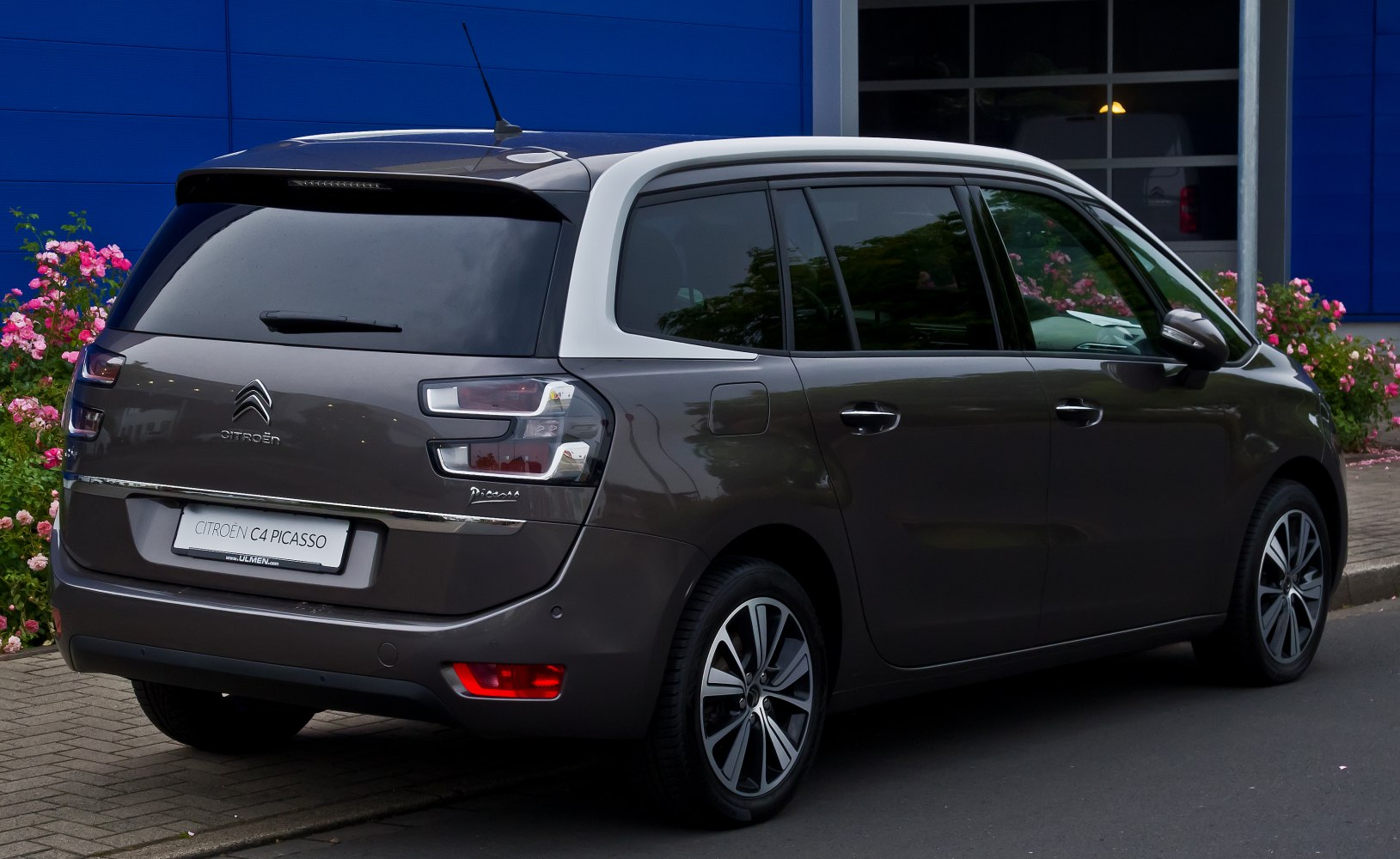 Rear view with two-tone roof and distinctive tail lights