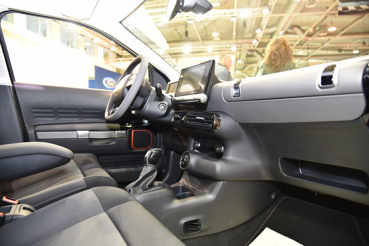 Dashboard, steering wheel, gear shift, fabric seats interior