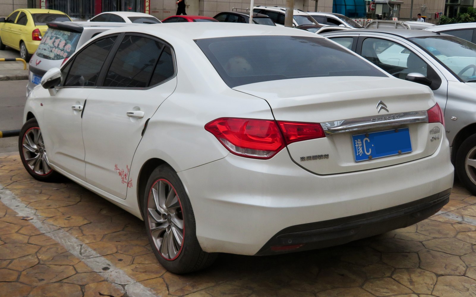 Rear design and alloy wheels with red rim trim
