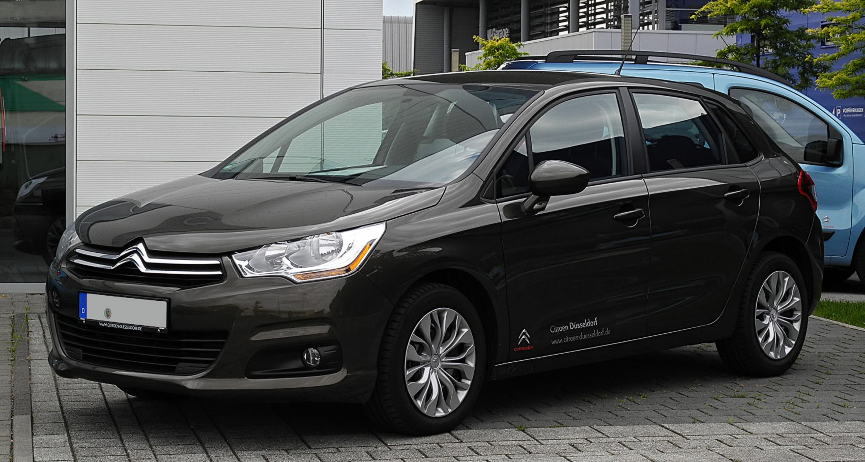 Sleek aerodynamic 5-door hatchback with smooth front grille