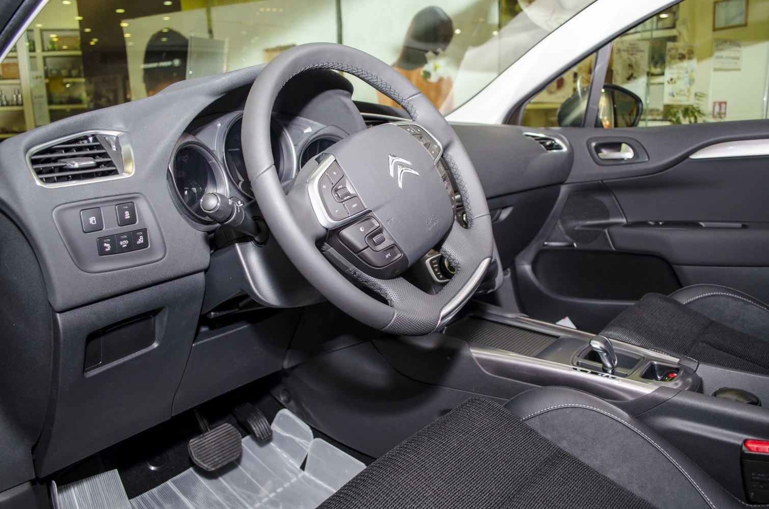 Steering wheel and dashboard with central console, pedals and gear shifter