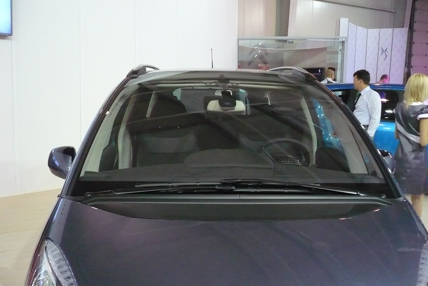 Panoramic windshield with roof rails and front windshield wipers