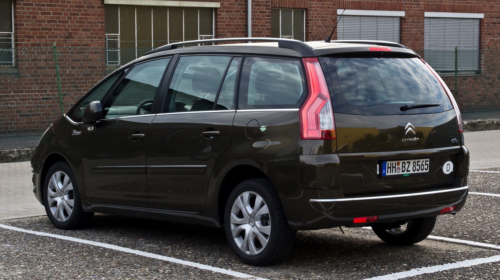 Rear side view with distinctive taillights and roof rails